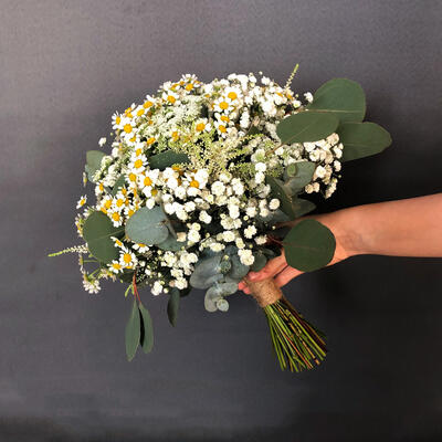 Brudebukett-i-hvit-med-prestekrage