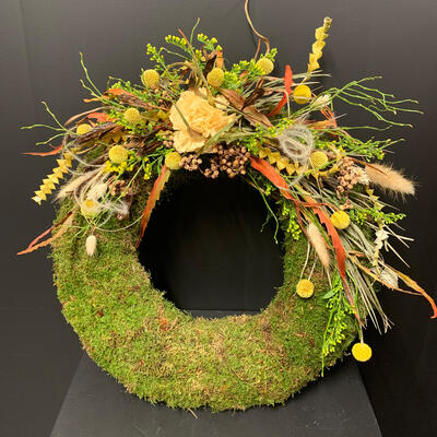 Sorgkrans-med-mose-og-tørket-materiell