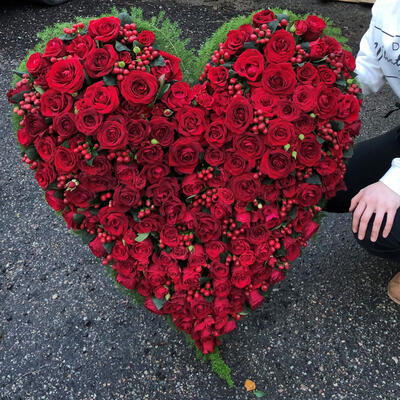 Stort-hjerte-med-røde-roser