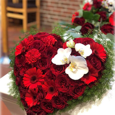 hjerte-med-røde-roser