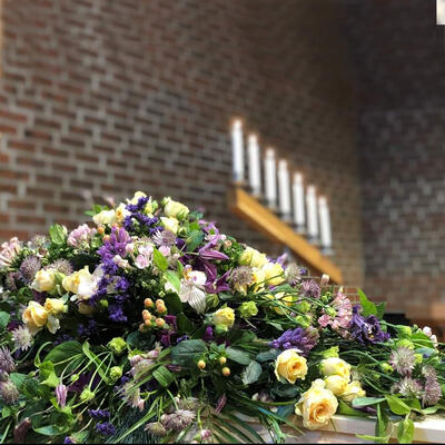 Kistedekor-med-lilla-og-rosa-blomster