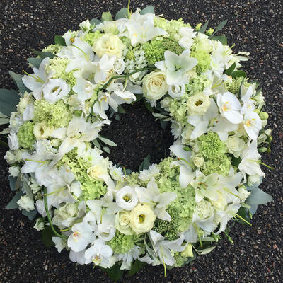 Krans-i-hvit-og-kremfarge