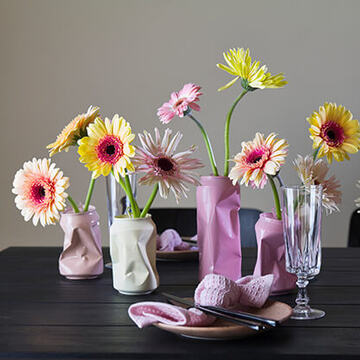 Dersom du trenger tips og ideer til hvilke blomster og fargetoner som passer til din konfirmasjon hjelper vi deg gjerne med dette. Har du egne vaser, eller ønsker at vi dekorerer og gjør klar vaser ? Da kan du leie vaser hos oss som vi dekorere med flotte blomster klar til å settes på bordet. Ta kontakt med oss, så hjelper vi deg.