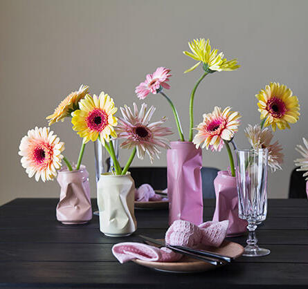 Dersom du trenger tips og ideer til hvilke blomster og fargetoner som passer til din konfirmasjon hjelper vi deg gjerne med dette. Har du egne vaser, eller ønsker at vi dekorerer og gjør klar vaser ? Da kan du leie vaser hos oss som vi dekorere med flotte blomster klar til å settes på bordet. Ta kontakt med oss, så hjelper vi deg.