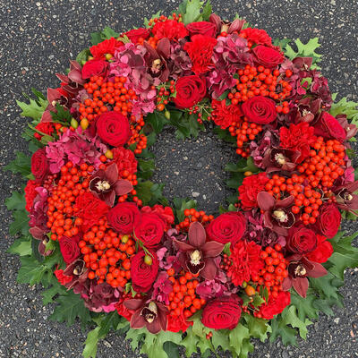 Krans-i-rødtoner-med-rognebær