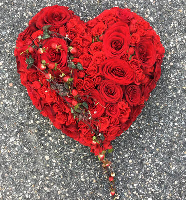 Hjerte med røde roser og dekor