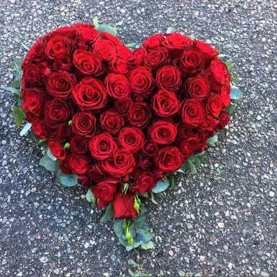 Hjerte-med-røde-roser[1]