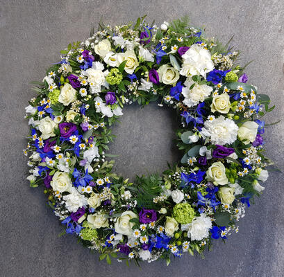 Krans med blomster i blåtoner